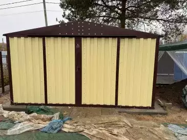 Хозблок для техники в комбинированной расцветке в СНТ Восход, г.о. Дубна, МО